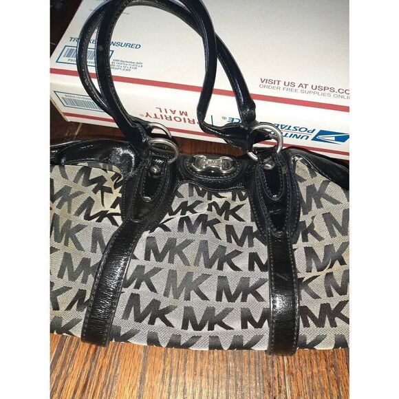 Michael Kors Black Tan Signature Logo Bag Purse Handbag  Medium Size Top Handle - Picture 2 of 11